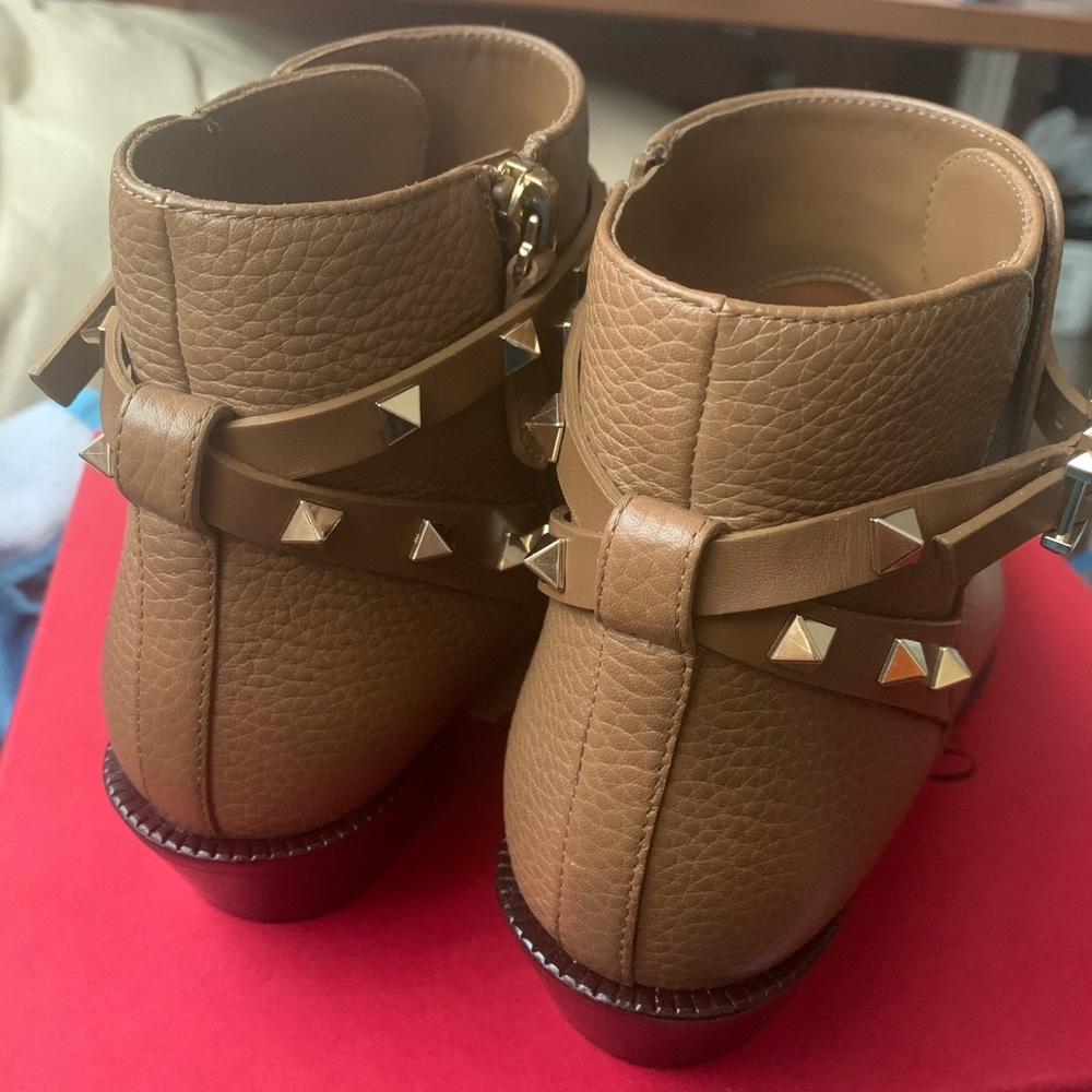 🌈ROCKSTUD Ankle Boot
VALENTINO GARAVANI SIZE8US🌈 - Picture 5 of 16
